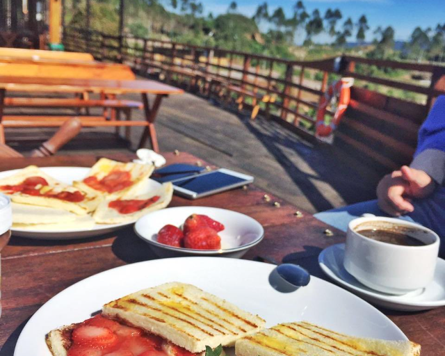Kuliner Nusantara di Pinisi Resto dengan View Laut